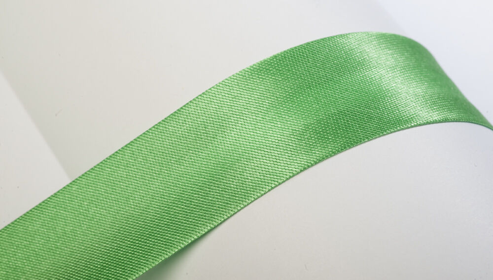 schrägband-10m-atlas-satin-25mm-gefalzt-maigrün-11